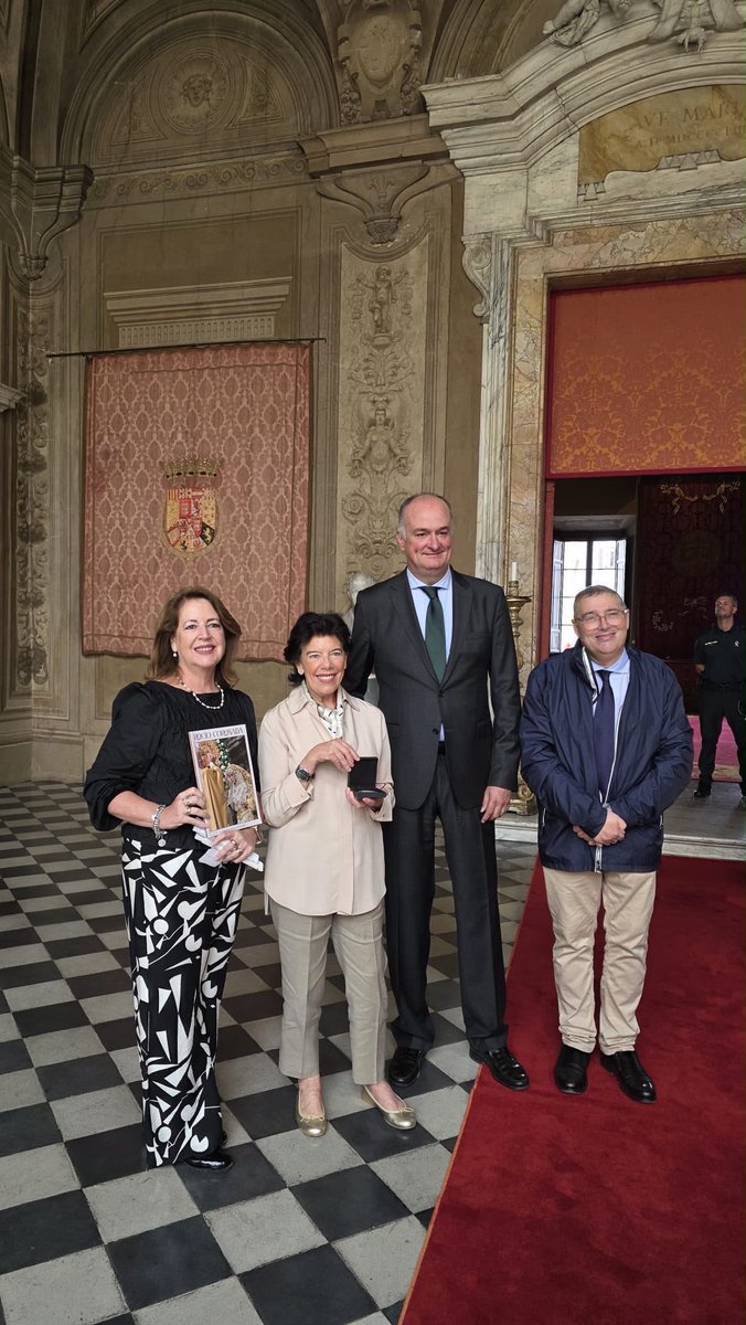 Hdad_Redencion's tweet photo. #HERMANDAD | Nuestra corporación ha sido recibida en la mañana de hoy en la Embajada de España ante la Santa Sede por la embajadora Dña. Isabel Celaá.

Durante la visita, se le ha hecho entrega por parte de la Junta de Gobierno de un presente junto a la medalla conmemorativa de la Coronación Canónica de María Santísima del Rocío.

#CristoentreNosotros #RocíodelCielo
