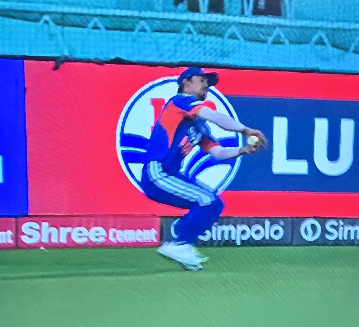 OYERJALOK's tweet photo. Whaaaaaaaaaaaaat a catch Ishan Kishan 🇮🇳🔥🔥

#INDvWI #RjAlok https://t.co/kuvgP61zBG