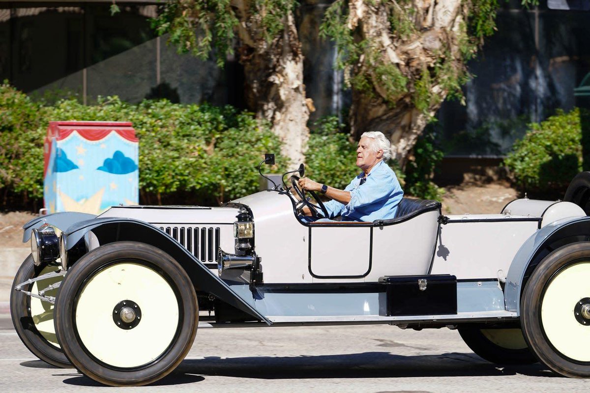 Lady330Boss's tweet photo. California just gave classic-car owners a win. 🚗🇺🇸

“Jay Leno’s Law” creates a phased smog-check exemption for qualifying 1976–1985 collector cars, starting in 2028.

A win for keeping automotive history on the road.

#ClassicCars #JayLeno #California #CarCulture https://t.co/iTsSFhmsxB