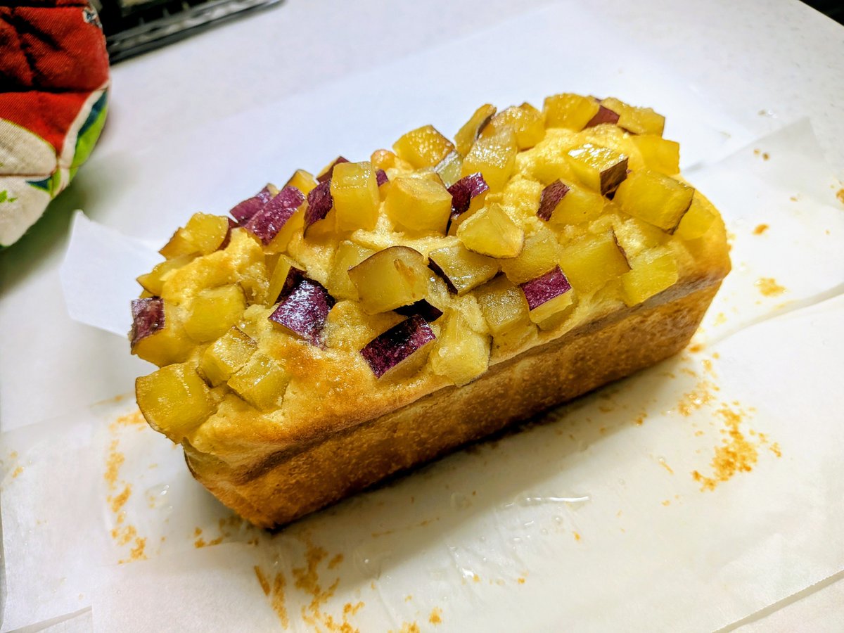 kyochicken's tweet photo. サツマイモパウンドケーキ🤤🍠
黒ゴマはなし！！買っても使い切ったことがない…

先週はサツマイモパン。
秋だね〜栗の渋皮煮も作らなきゃ🤤🤤🤤 https://t.co/gphF5qLyDm