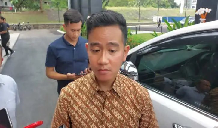 indepenSumatera's tweet photo. Pantasan GIBRAN kelihatannya BEGO, Ternyata beliau tidak tamat SMA. Anjimmmm https://t.co/bANXRBxS0O