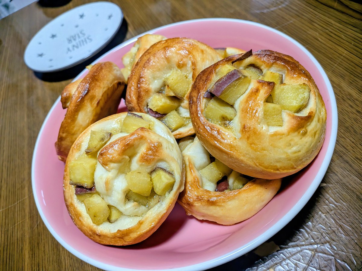 kyochicken's tweet photo. サツマイモパウンドケーキ🤤🍠
黒ゴマはなし！！買っても使い切ったことがない…

先週はサツマイモパン。
秋だね〜栗の渋皮煮も作らなきゃ🤤🤤🤤 https://t.co/gphF5qLyDm