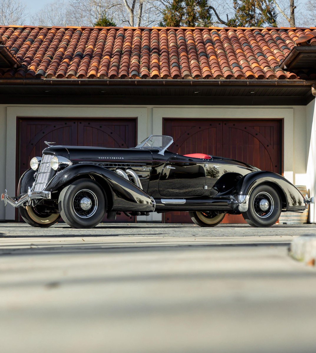 Lady330Boss's tweet photo. American automotive history is going under the hammer. RM Sotheby’s Hershey Auction returns Oct. 7–8, featuring icons like a 1934 Duesenberg Model J and 1935 Auburn Speedster.The Duesenberg is estimated at $900K–$1.2M.History comes with a price.#ClassicCars #Duesenberg #Auburn https://t.co/f6xdfTp5RQ