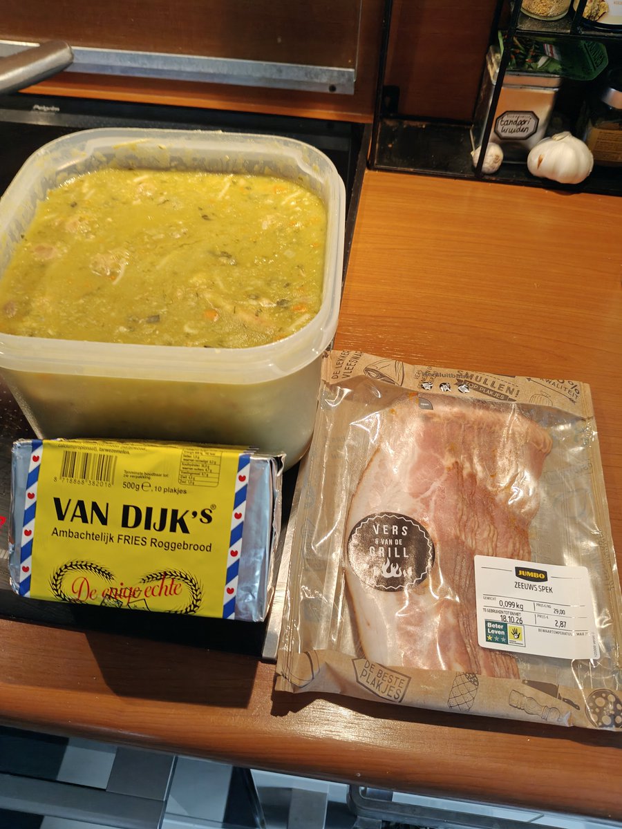 FrisiaNij's tweet photo. Snert fan beppe 🍲

De dagen wurde langer,
mar binnen boddelt de snert,
in brogje der by mei spek, 

wy binne ryk, winter kom mar op. https://t.co/g0jrNZlzhR