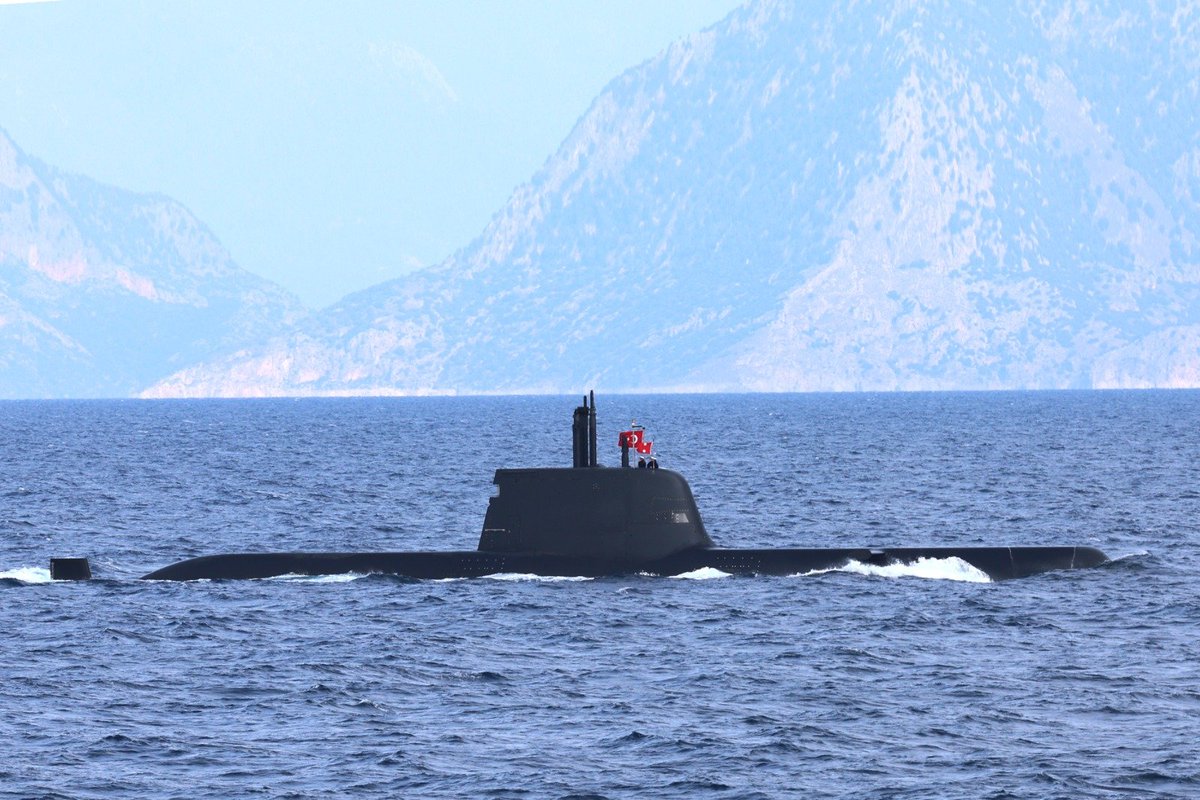 Yamato_Armada's tweet photo. Type 212CD sınıfı denizaltılar 

Bugün, Türkiye’nin, denizaltı filosunun modernizasyonu ve güçlendirilmesi amacıyla Almanya ile yeni tip Type 212CD sınıfı denizaltılar üzerinden yeni bir iş birliği arayışına girdiği öne sürüldü. Bu tamamen bir iddiadan ibaret. Ankara'nın, Almanya ile TKMS tarafından geliştirilen yeni nesil Type 212CD sınıfı denizaltılar için iş birliği ve hatta Gölcük'te inşa edilmesi için bir "niyet" içinde olduğu belirtiliyor.

Şahsi fikrimi soracak olursanız bu iş olur mu olmaz mı bilemem ama ben olmayacağı yönünde düşünüyorum. Olursa hiç laf yok güzel denizaltılar o nedenle sevinir ve desteklerim ama olacağına pek ihtimal vermiyorum. 

Şimdi, halihazırda 2 adet Reis sınıfı denizaltı (Type 214TN) inşa halinde. 1 tanesi ise (Muratreis) tecrübe seyirlerini sürdürmekte. Muhtemelen bu sene sonunda da Türk Deniz Kuvvetleri Komutanlığımıza teslim edilmesi hedefleniyor. MİLDEN Projesi kapsamında ilk denizaltının inşasına başlanmış ve teslim tarihi olarak 2032 yılı hedeflenmektedir...