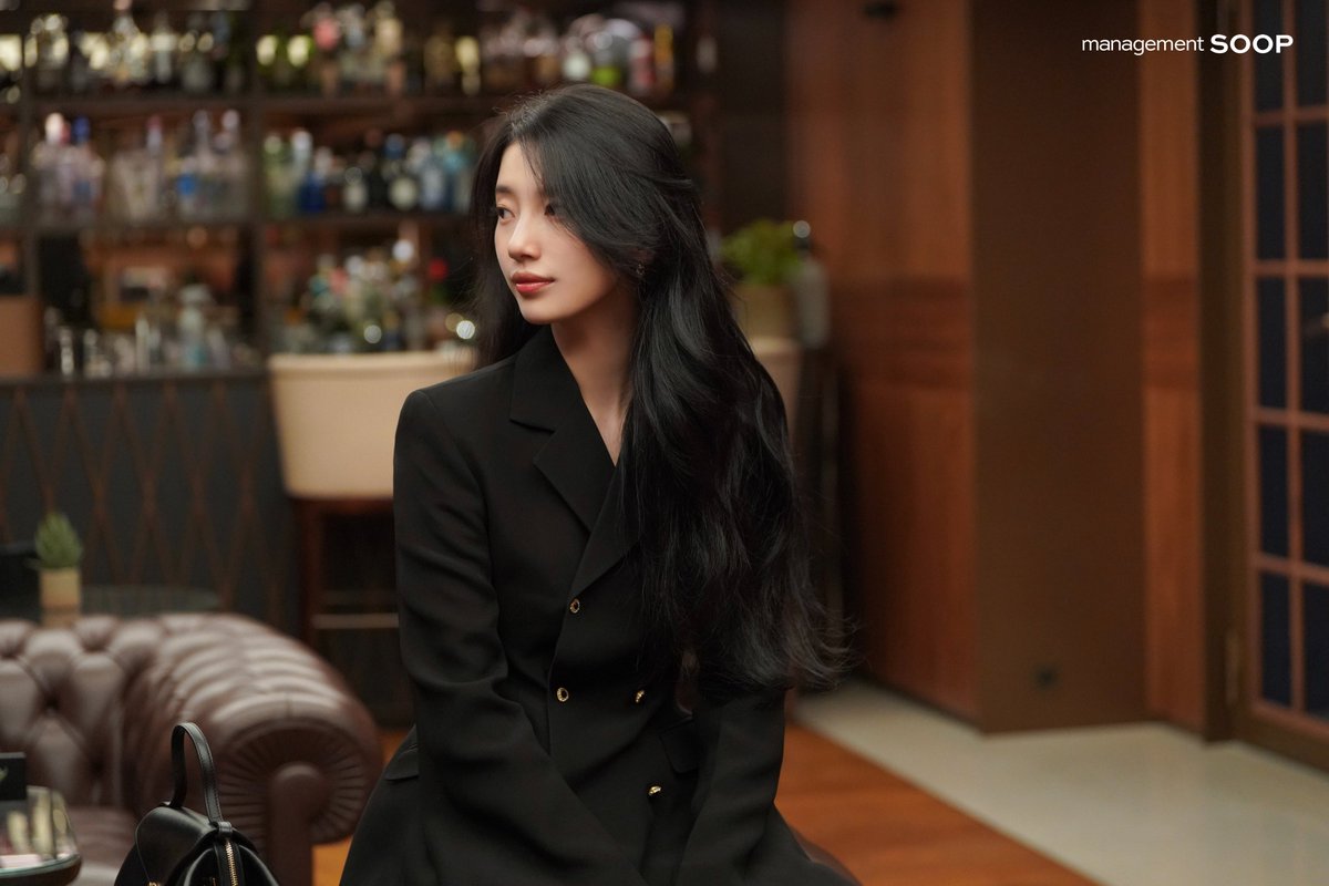soop_ent's tweet photo. 𝐂𝐞𝐥𝐢𝐧𝐞 𝐱 𝐄𝐥𝐥𝐞 𝐊𝐨𝐫𝐞𝐚
Scenes from Paris.

https://t.co/MOR4wbXWvW

#수지 #Suzy #Celine #CelineEte2027 #SOOPArchive https://t.co/jco9bxCXgN
