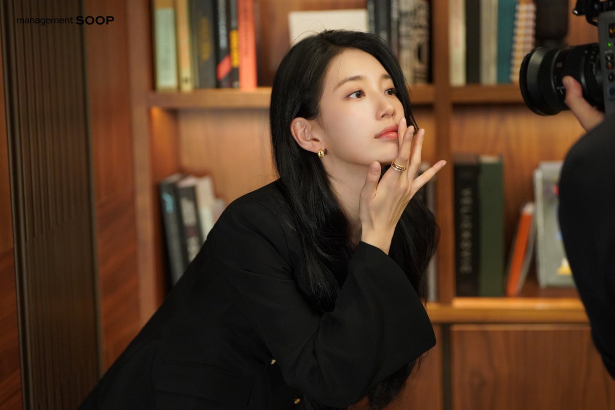 soop_ent's tweet photo. 𝐂𝐞𝐥𝐢𝐧𝐞 𝐱 𝐄𝐥𝐥𝐞 𝐊𝐨𝐫𝐞𝐚
Scenes from Paris.

https://t.co/MOR4wbXWvW

#수지 #Suzy #Celine #CelineEte2027 #SOOPArchive https://t.co/jco9bxCXgN