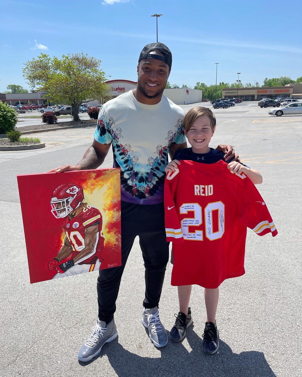 CoreyoFour's tweet photo. Justin Reid drove 1.5 hours to visit with myself and my Son (2 complete strangers) just because I asked him to (so I could give him my painting). He signed 5 prints for me and gave us an autographed jersey. The first Chiefs jersey he ever autographed. He’s a good football player and a good man.
