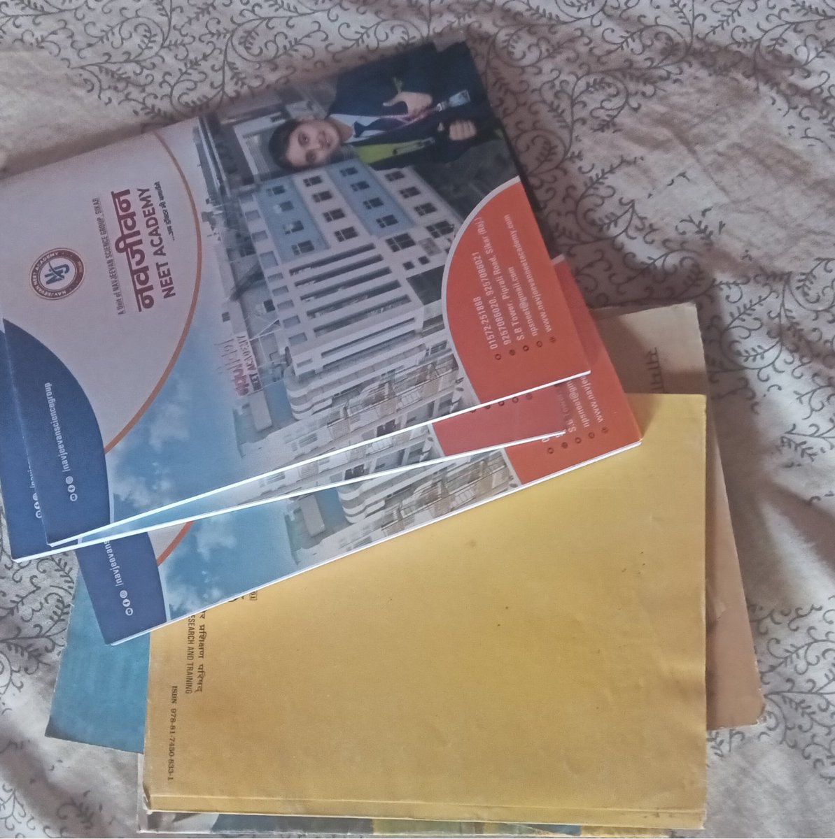 Rajkumarjimeen1's tweet photo. Hi @flipkartsupport, I am victim of a wrong delivery. I ordered "MTG NEET PYQ 39 Years" book, but received completely different local modules of  initiate (Images attached). My return/refund request has been unfairly cancelled stating the policy expired on Oct 4. https://t.co/mVByux7EM1