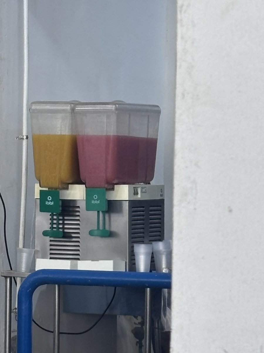vaiinflow's tweet photo. O suco do Ru sendo de Lula e bolsonaro 
(Tem de goiaba e de bosta) https://t.co/MqzzRDXyHk