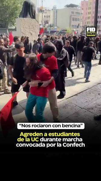 TERE_LAprofe73's tweet photo. ATENCION !

COMO EXALUMNA Y EXACADEMICA DE LA PONTIFICIA UNIVERSIDAD CATOLICA DE CHILE , COMPARTO CARTA DE ALUMNA AGREDIDA EN EL FRONTIS DE LA UC : CAROLINA MINGO .

LAMENTABLEMENTE , LAS AGRESIONES DENTRO DE LA UC SE HAN CONVERTIDO EN ALGO FRECUENTE.
 
PROBLEMA QUE NO HA SIDO CONSIDERADO EN SU MERITO POR LAS AUTORIDADES DE LA UNIVERSIDAD.

SEÑOR RECTOR Y CONSEJO SUPERIOR , ADOPTEN LAS MEDIDAS DISCIPLINARIAS QUE AMERITA TAN GRAVE DETERIORO DEL AMBIENTE UNIVERSITARIO.
ESPERAMOS QUE NO SEA DEMASIADO TARDE .
@ucatolica 
@FernandoChomali 

COPIO :

Comparto esta carta porque -en mi parecer- refleja que el silencio,  en ocasiones, cede espacios a quien mete bulla o, cancela por la vía del miedo

No hagamos vista gorda

Señor Director:

Muchos habrán visto el video que circula en redes sociales y medios de comunicación: tras ser escupida, agredida con piedras y rociada con gas pimienta en el rostro, un encapuchado patea por la espalda a una mujer que apenas logra respirar y por los químicos. 

Es crudo describirlo así, pero es todavía más crudo constatar que esos hechos ocurrieron en el frontis de la Universidad Católica.

Esa mujer soy yo.

Mi nombre es Carolina Mingo, soy estudiante de cuarto año de Terapia Ocupacional y lo vivido no fue un hecho aislado, sino la manifestación de una violencia que se ha tolerado tanto dentro como fuera de la universidad.

El rector de la PUC señaló a la comunidad que toda conducta violenta “será investigada, considerada como falta grave y sancionada como exigen nuestros reglamentos”. 

Sin embargo, siendo el deber de transparentar lo ocurrido, porque situaciones similares se repiten en todo el país ante la mirada evasiva de muchos.

Durante 2025 fui parte de la directiva de la FEUC. En ese período presencié cómo se normaliza la hostilidad: desde grupos instalados frente a nuestras oficinas para agredirnos y empapelar el campus con carteles que decían “aborta por si sale weona” —hecho denunciado sin que existieran sanciones efectivas—, hasta la autorización de espacios para colectivos que coordinan salidas a marchas violentas. 

En lo cotidiano, persisten denuncias por abuso de poder e imposición ideológica en las aulas. 

Me consta que se han reportado estas situaciones por los canales formales, pero la respuesta institucional ha sido pasiva e insuficiente.

Situaciones límite como la del jueves son la consecuencia directa de eludir la responsabilidad y permitir estas dinámicas día tras día.

Frente a esto, nos encontramos ante dos caminos:

alimentar la rabia, la polarización y la ley del más fuerte, o 
detenernos a mirar de frente las heridas que dividen a Chile para hacernos cargo. 

Hago un llamado especial a los jóvenes que hoy prefieren marginarse: la indiferencia también es una postura y tiene consecuencias.

No podemos ceder ante el temor a denunciar, la comodidad o el miedo a la cancelación.

Esto exige también interpelar el rol de la propia casa de estudios.

Cabe preguntarse si las medidas administrativas bastan o si urge una reflexión más profunda.

Una universidad debe ser referente en formación y humanismo, no solo un engranaje técnico orientado al mercado laboral. 

Sin desmerecer la excelencia académica, la formación moral resulta prioritaria: ¿qué tipo de personas estamos formando y qué valores se cultivan en las aulas cuando se vuelve imposible salir de la confrontación sistemática y reconocer la dignidad intrínseca del otro?

Los protocolos y manuales son necesarios, pero ningún procedimiento formal ni perfil de egreso en el papel nos convertirán por sí solos en mejores ciudadanos o profesionales.

Quienes tienen la misión de educar deben revisar qué están entregando a las nuevas generaciones.

Abordar esta crisis de fondo requiere tiempo, pero es la vía imprescindible para reconstruir una convivencia donde la verdadera paz surja de la justicia y del respeto auténtico por el bien común.

CAROLINA MINGO

Coordinadora general Solidaridad UC 

QUE CORRA POR FAVOR !

#Agresiones 
#UniversidadCatolica 
#RectorDeLaLLera 
#ViolenciaInterior 
#SancionesEjemplarizadoras