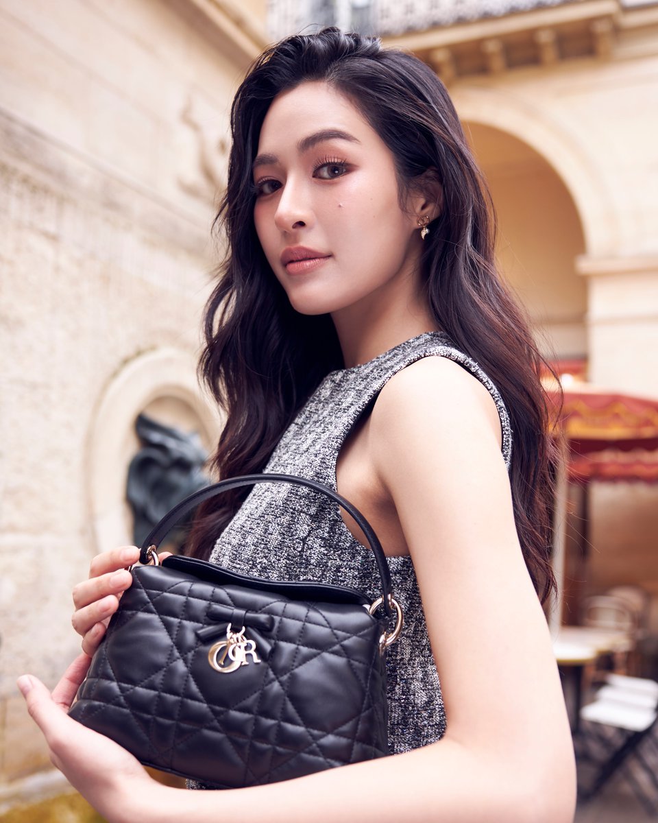 BestKwong511_CN's tweet photo. Lingling Kwong at Dior Summer 27 celebrates the grand unveiling of dazzling the exclusive details of DiorSummer27. Dior x Lingling Kwong at DiorSummer27 is a massive win! 🌸

#LinglingKwong #DiorSummer27
#PFW #Dior
#LinglingKwongXDiorSummer27
@Dior @linglingsirilak https://t.co/H4au9XuuU6