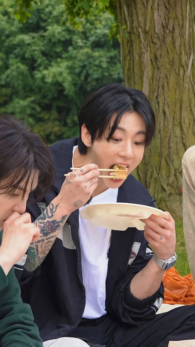 97Jungukk's tweet photo. https://t.co/P0qyKLQu6k