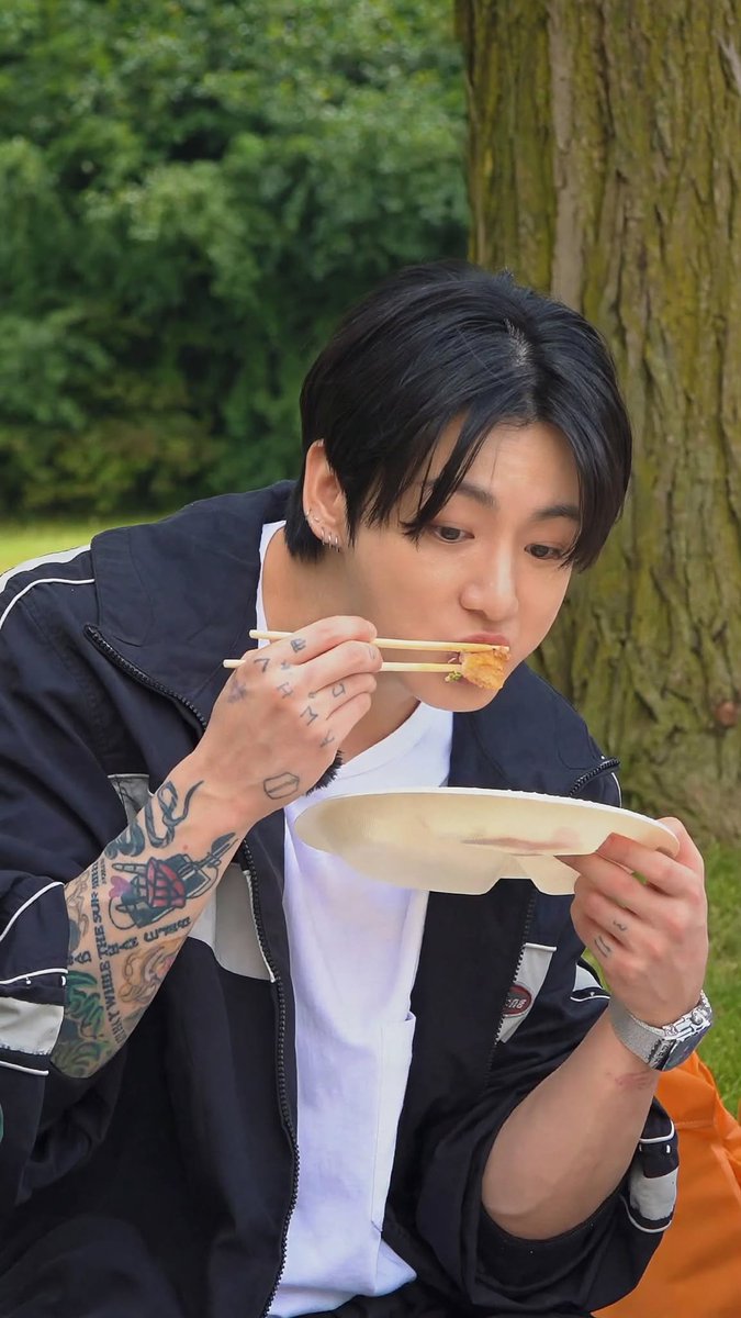 97Jungukk's tweet photo. https://t.co/P0qyKLQu6k