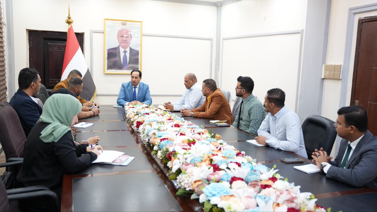 mohdbashraheel's tweet photo. وزير الشباب والرياضة يلتقي مشروع عدن الوطني ويبحث دعم الحوار العدني

عدن – خاص

التقى معالي وزير الشباب والرياضة، رئيس اللجنة الإشرافية والتنسيقية لدعم وإسناد الجبهات، الأستاذ نايف صالح البكري، صباح اليوم الثلاثاء الموافق 6 أكتوبر 2026م، في مقر الوزارة بالعاصمة عدن، وفداً من مشروع عدن الوطني.

وفي اللقاء، أست��ع الوزير البكري الى شرح حول اهداف ورؤية مشروع عدن الوطني الذي يسعى إلى إطلاق حوار عدني واسع يستمع إلى مختلف الأصوات السياسية والاقتصادية والمدنية والمجتمعية والشبابية والنسوية، وصولاً إلى رؤية مستقبلية مشتركة ووثيقة عدن التاريخية، تتناول خصوصية العاصمة ومكانتها وحقوق أبنائها.

واكد الوزير البكري أهمية رؤية المشروع التي تتوائم مع حاجة عدن في هذه المرحلة ��لى حوار مدني وسياسي ومجتمعي واسع يجمع أبناءها، مشيراً إلى أن الدولة تدعم المشاريع التي توحد الجهود ولا تفرقها، خصوصاً في ظل الظروف الاستثنائية والمواجهة مع ميليشيا الحوثي.

واقترح الوزير البكري إعداد مذكرة تفاهم بين وزارة الشباب والرياضة ومشروع عدن الوطني لتنظيم أوجه التعاون والعمل المشترك خلال المرحلة المقبلة.

من جانبه نقل الفريق، تحيات رئيس المشروع الأستاذ محمد هشام باشراحيل، ومباركته للانتصارات التي تحققها القوات المسلحة الجنوبية والقوات المشتركة في الساحل الغربي ومختلف الجبهات.

وأكد أن المشروع يعمل على الدفع باتجاه وضع خاص لعدن في أي تسوية دستورية أو سياسية قادمة، انطلاقاً من خصوصيتها التاريخية والمدنية والاقتصادية، دون ربط هذا المطلب بشكل مسبق لشكل الدولة، وإنما باعتباره قضية عدنية ينبغي أن تكون حاضرة في أي ترتيبات مستقبلية.

ويأتي اللقاء في إطار توجه مشروع عدن الوطني نحو توسيع الشراكات وفتح قنوات الحوار مع مؤسسات الدولة والمجتمع، وتعزيز حضور قضية عدن في النقاش السياسي والمجتمعي حول مستقبل البلاد.