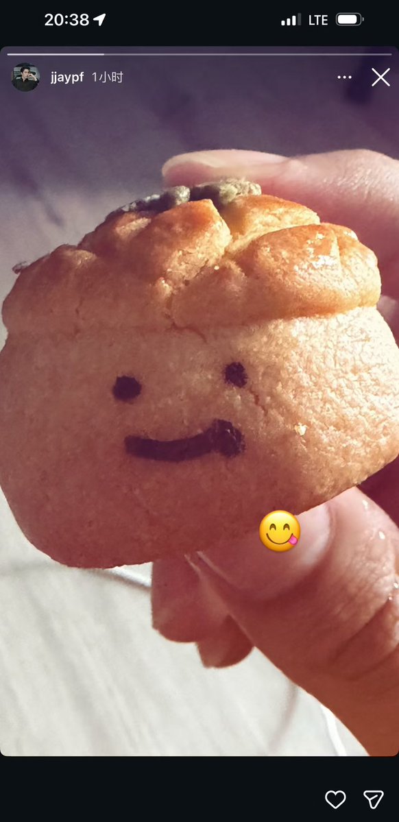 kkjk3707's tweet photo. The pineapple tarts from my packed two-week round trip to Bangkok have finally got to them.😭 It seems Jt really likes them. I also shared the tarts with fans there. Everyone enjoyed the delicious pineapple tarts together. 🥳🥳And we had such a lovely time at this first event.☺️☺️

#jjaypf