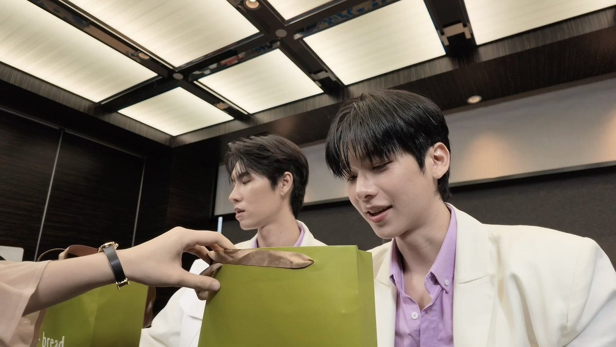 kkjk3707's tweet photo. The pineapple tarts from my packed two-week round trip to Bangkok have finally got to them.😭 It seems Jt really likes them. I also shared the tarts with fans there. Everyone enjoyed the delicious pineapple tarts together. 🥳🥳And we had such a lovely time at this first event.☺️☺️

#jjaypf