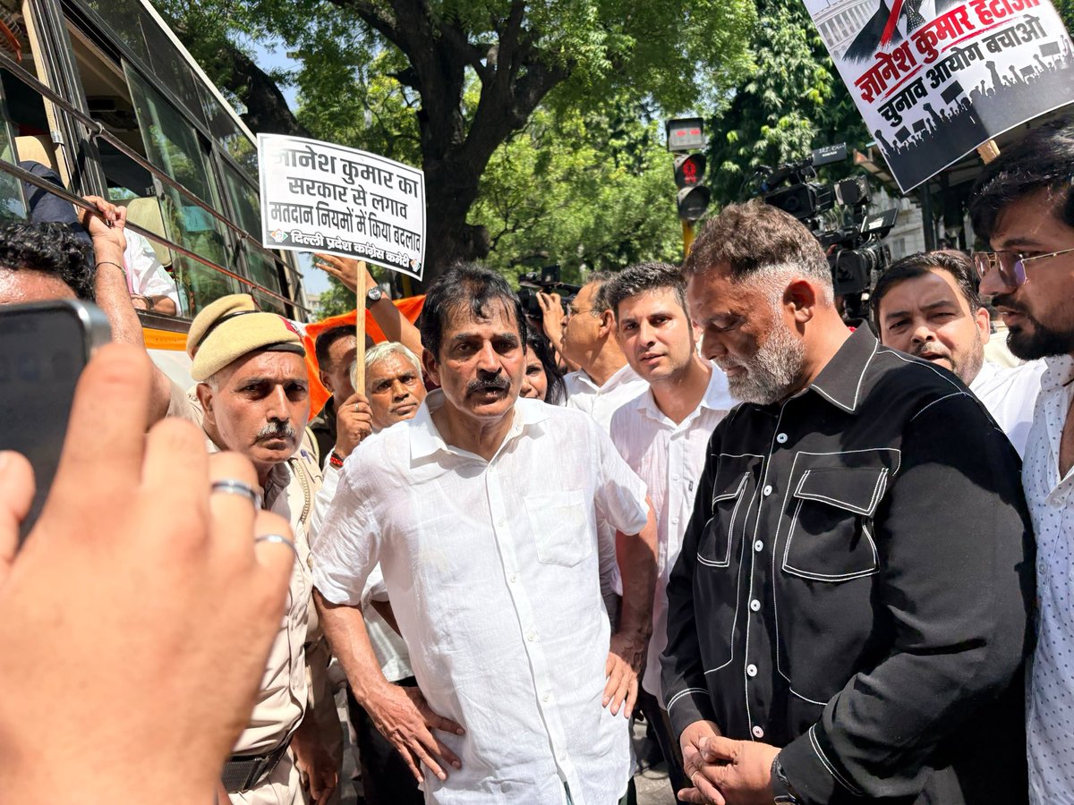 pappuyadavjapl's tweet photo. सभी पीड़ित की बिना भेदभाव सेवा 
संविधान की रक्षा के लिए संघर्ष 

मेरे जीवन का सिर्फ यही है मंत्र
हर क़ीमत पर बचाएंगे लोक और लोकतंत्र https://t.co/wIbuILBcHS