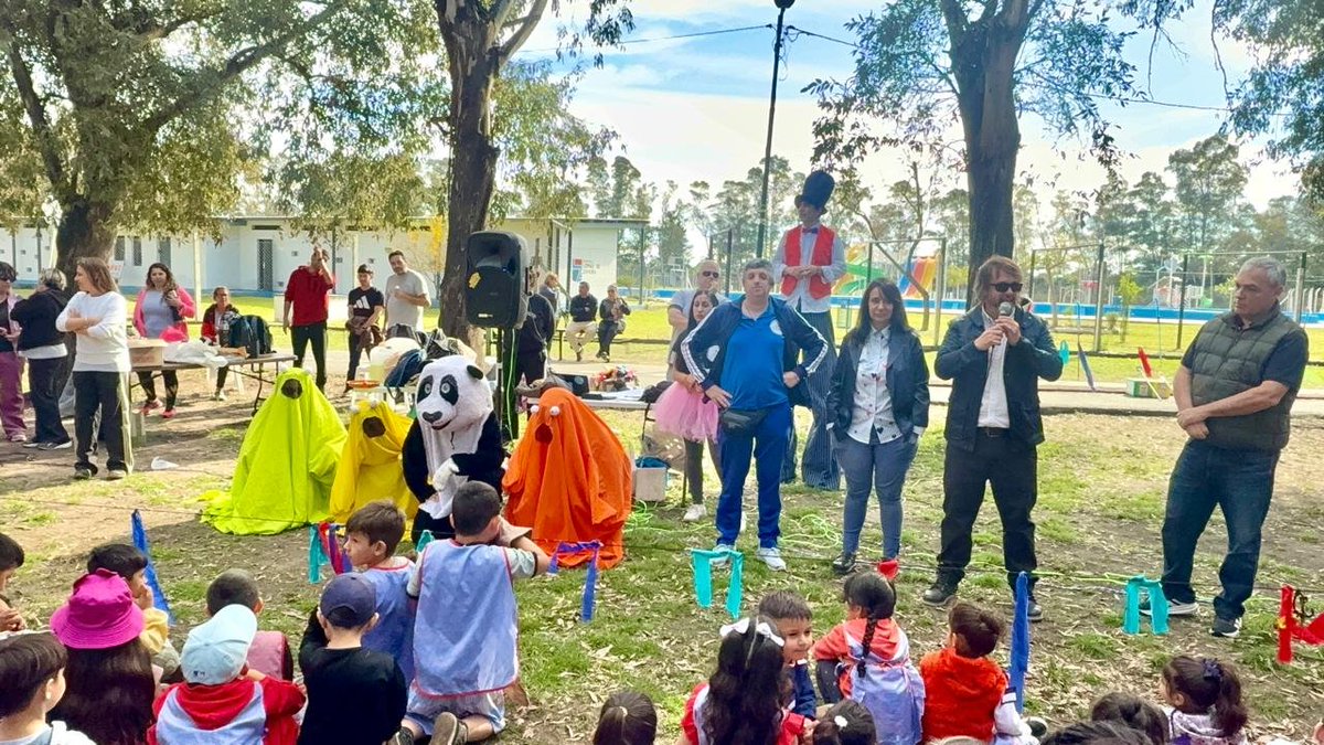 Leot14's tweet photo. CEFI 2026 — Lomas de Zamora
👉🏻La Educación Física también se construye desde el juego, el encuentro y la igualdad de oportunidades.
En 📍Lomas de Zamora participamos del encuentro lúdico-recreativo CEFI 2026, con todos los jardines del distrito, organizado por los Centros de Educación Física junto a profesores y profesoras.
Seguimos defendiendo la Educación Pública en la PBA💙 y @MunicipioLdeZ con Más Estado Presente que garantice derechos y amplíe oportunidades a nuestr@s estudiantes.
@Kicillofok @fotermin
@flaviaterigi