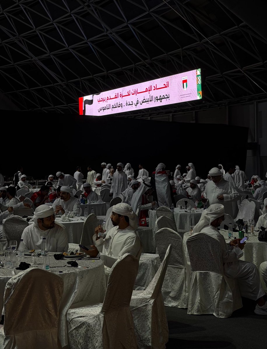 im7v7's tweet photo. طيارات مجانًا .. توصل يستقبلونك بباصات 
تروح قاعة محجوزة كاملة لجمهور الإمارات 

توصل تحصّل غداك .. قهوتك .. سويت 
بعدها الباصات تتوجه للملعب 

انت في حضرة دولة الإمارات .. الله يعزها دار 🇦🇪 https://t.co/SlHgTDECmT