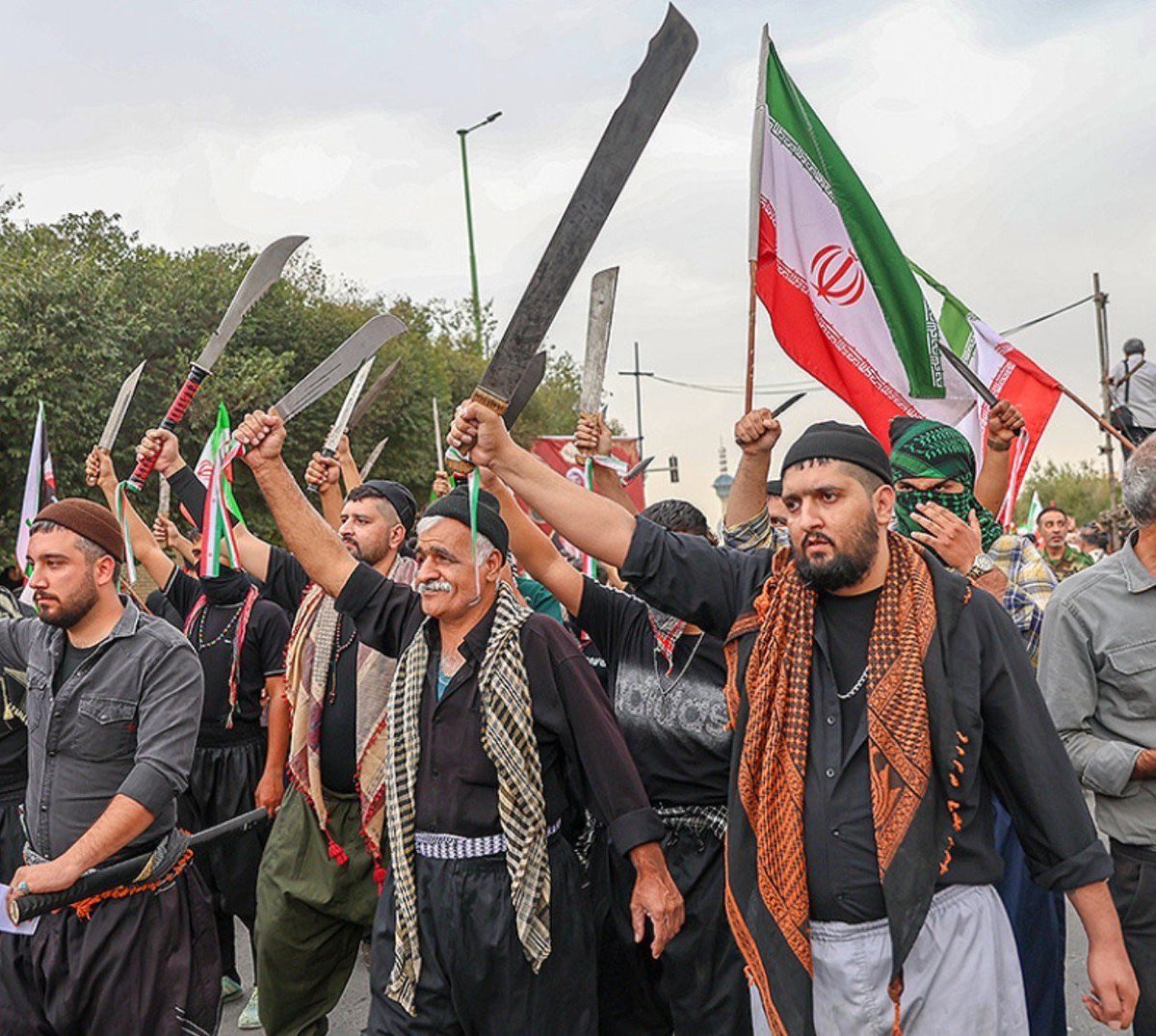 CityOfStorie's tweet photo. یه زمانی اینا رو میگرفتن آفتابه مینداختن گردنشون دور شهر دور میدادن، الان شدن سرباز جان بر کف نظام.
نقش بیضه در این نظام از رهبرش بیشتره. https://t.co/qAkG6rW9Xr