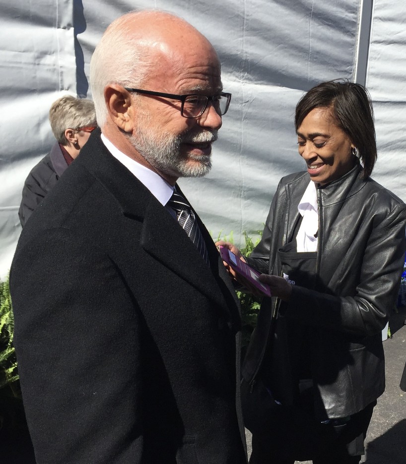 Lenslinger's tweet photo. Interviewed Jim Bakker at Billy Graham's funeral.

Can't remember what he said.

Shoulda thanked him, for back in '89, when I was at my first TV station, Bakker was on trial and losing his damn mind.

What a fantastic use of TV cameras, I thought... I wanna do that!

Thanks, Jim! https://t.co/yduwGEkOYA