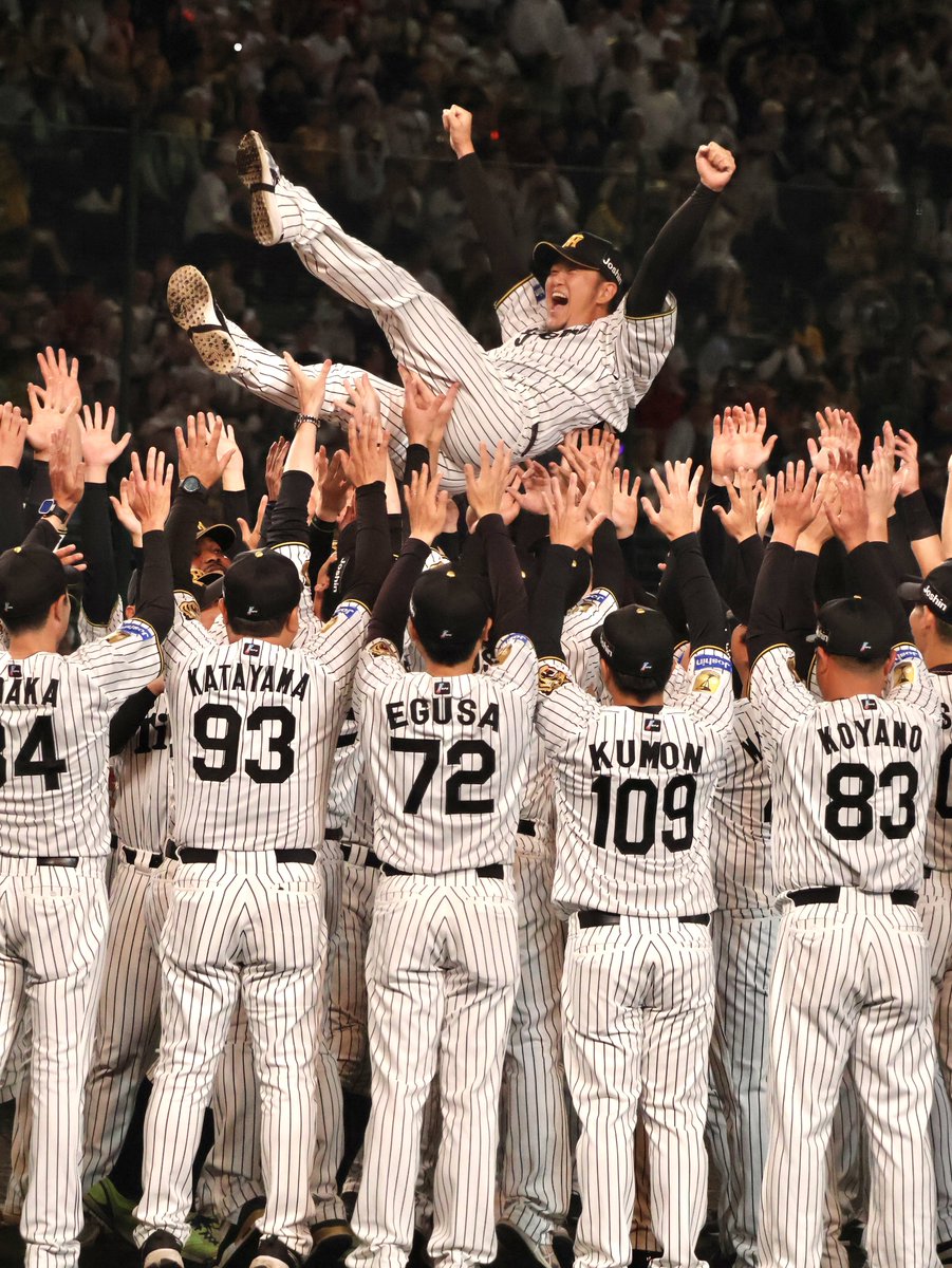 RiRi_730's tweet photo. 2026.10.6 甲子園球場
胴上げの時もサダさんがサダさんすぎて✊笑
13年間お疲れ様でした！！
#岩貞祐太
#阪神タイガース https://t.co/EReYhY2NHJ