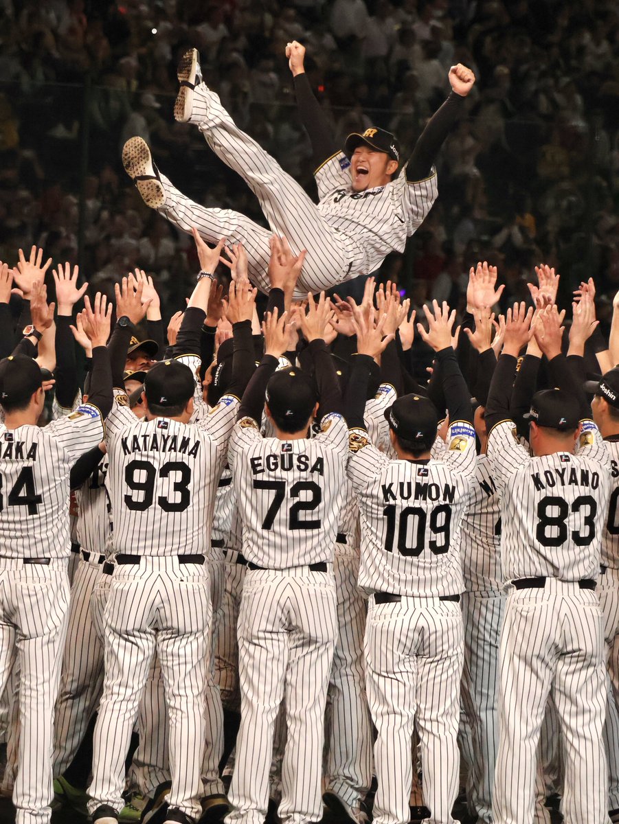 RiRi_730's tweet photo. 2026.10.6 甲子園球場
胴上げの時もサダさんがサダさんすぎて✊笑
13年間お疲れ様でした！！
#岩貞祐太
#阪神タイガース https://t.co/EReYhY2NHJ