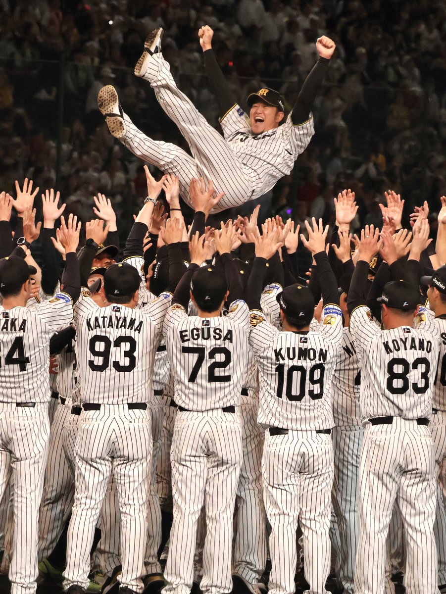 RiRi_730's tweet photo. 2026.10.6 甲子園球場
胴上げの時もサダさんがサダさんすぎて✊笑
13年間お疲れ様でした！！
#岩貞祐太
#阪神タイガース https://t.co/EReYhY2NHJ