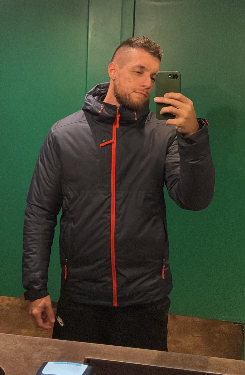 Lucasctmc's tweet photo. Eu em Maringá depois de 565 dias de chuva, não aguento maaaais https://t.co/znV3DBOm6H