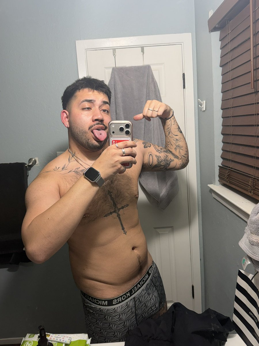 N12378750's tweet photo. this sexy gooner is at work now but he promised he’ll let me record him on flingster when he’s on 😈 https://t.co/s428bRZISP