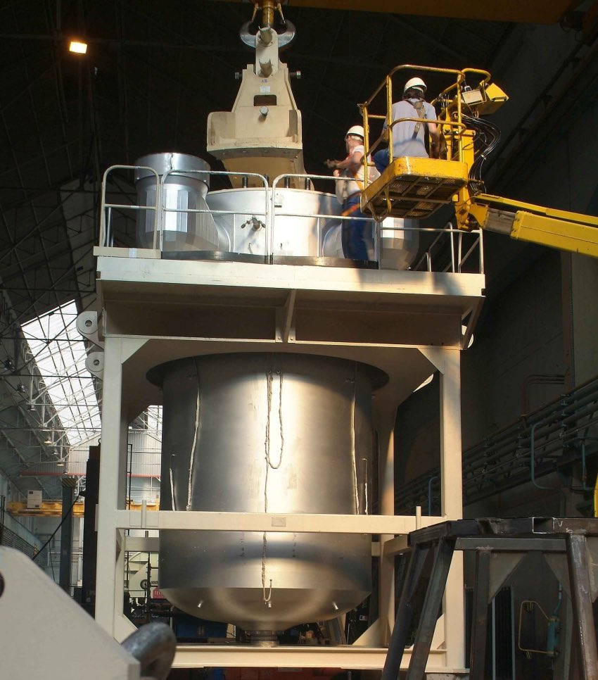 Mangeon4's tweet photo. 📸 Photo du jour 

 2006 : manutention de la cuve du réacteur nucléaire K15 du sous-marin nucléaire lanceur d’engins (SNLE) Le Terrible avant son transfert d’Indret vers Cherbourg. 

⬇️🧵1/3 https://t.co/RfJkiHKeTF