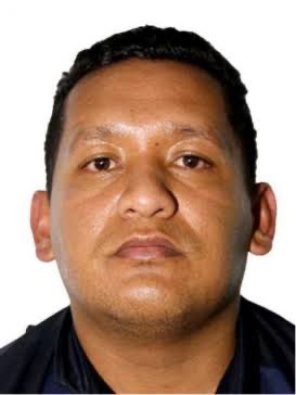 victorsanval's tweet photo. ¿Qué tan importante es la detención de Iván Cazarín Molina “El Tanque” del CJNG?

Muy importante, te cuento las razones: 

1.- Era uno de los cuatro líderes regionales más poderosos del CJNG en el país, su territorio abarcaba más de la mitad del estado de Veracruz, con más de 50 municipios bajo su control.

2.- Dominaba ciudades clave como Veracruz, Boca del Río, Coatzacoalcos, Minatitlán, Córdoba y Orizaba, pero también le rendían cuentas los líderes de Villahermosa, Juchitán, Campeche y Ciudad del Carmen. 

3.- Dirigía una de las dos operaciones más grandes de robo de combustible y huachicol fiscal del país, la otra es la de los Guerrero Martínez. 

4.- Hay audios filtrados donde Luis Alberto Amílcar Olán, hermano de Jorge Amílcar Olán y amigo de Andy López Beltrán, señala que ya hablo con Iván Cazarín para que no haya problemas con el CJNG en la construcción del Tren Maya. 

5.- Por tanto, es la conexión del CJNG con la red de socios de Andy López Beltrán, por lo que es muy probable que Estados Unidos pida de inmediato su extradición. Lo cual podría terminar perjudicando a los López Beltrán. 

6.- Fue por años uno de los integrantes de más alto rango del CJNG y cercano a Nemesio Oseguera. 

Ante su arresto, es muy probable que ahora ocupe su lugar su sobrino Jahir Cazarín Ramos.