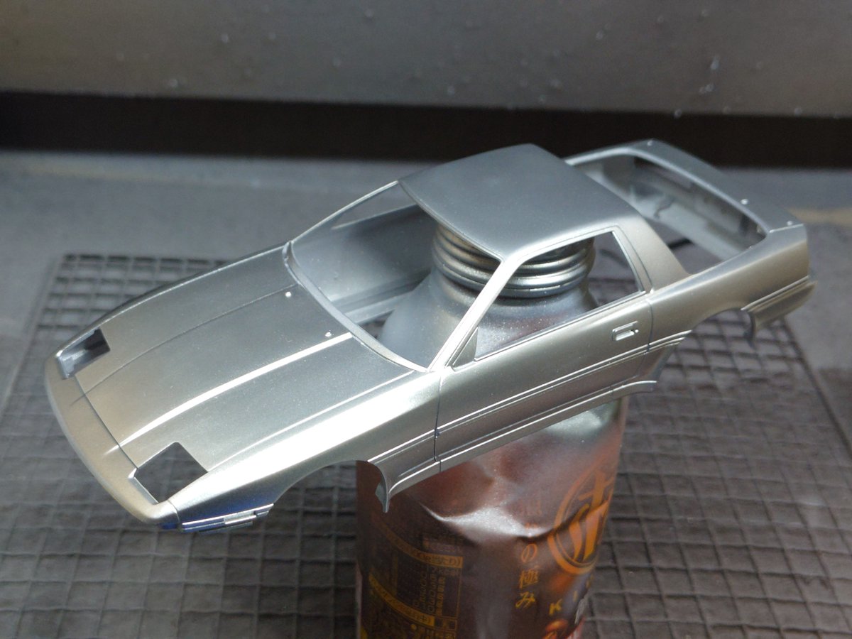 Norris_matsu's tweet photo. 進捗　
70スープラ
シャインシルバーでキラッキラのギャルスープラにしたので明日からクリアブラック吹いていくよ
内装は2年前に途中まで完成していた物を
内装までちゃんと作ってるの偉い
フェルト生地でカーペット敷いてるのも偉い https://t.co/ckojwoWQA2