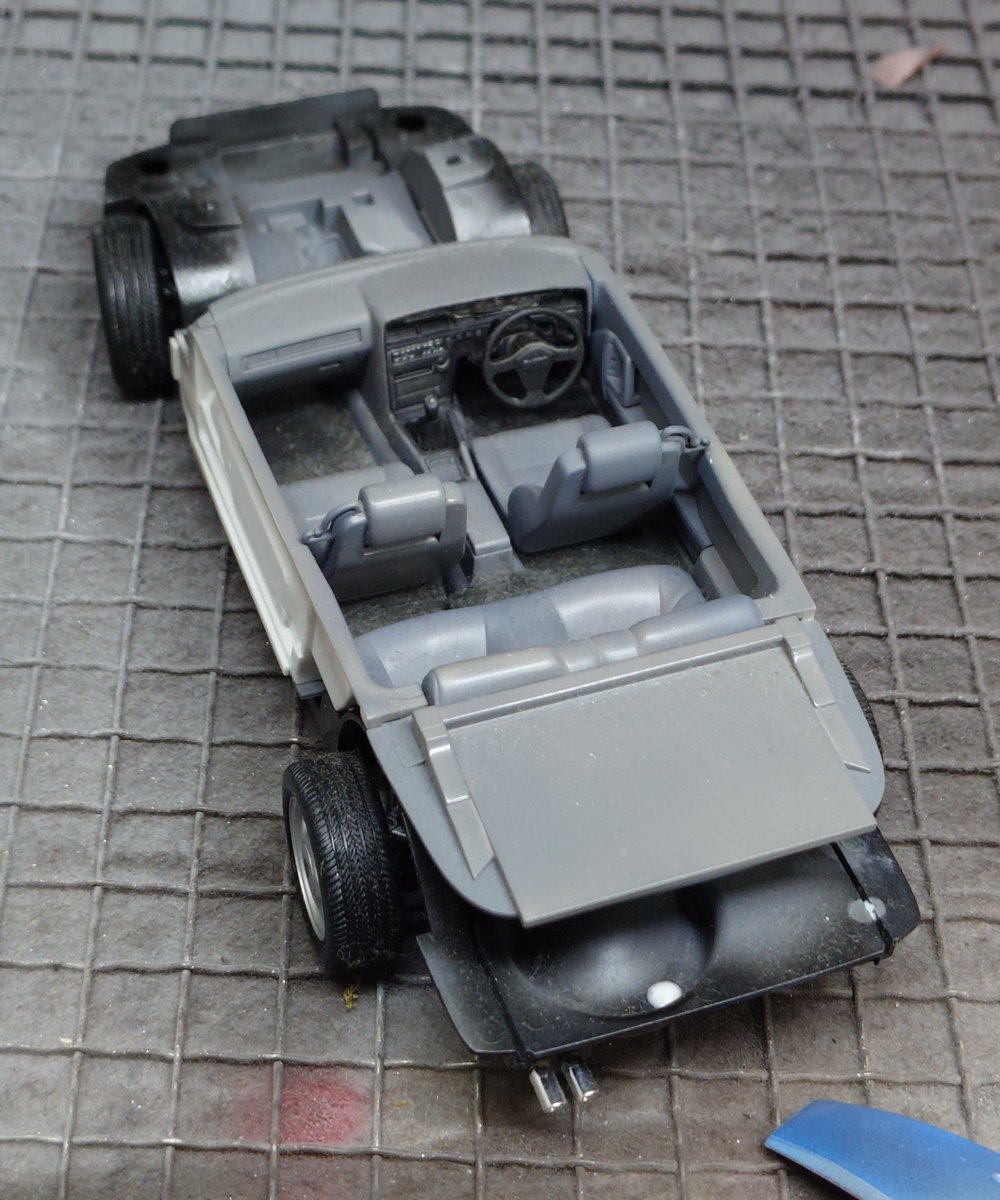 Norris_matsu's tweet photo. 進捗　
70スープラ
シャインシルバーでキラッキラのギャルスープラにしたので明日からクリアブラック吹いていくよ
内装は2年前に途中まで完成していた物を
内装までちゃんと作ってるの偉い
フェルト生地でカーペット敷いてるのも偉い https://t.co/ckojwoWQA2