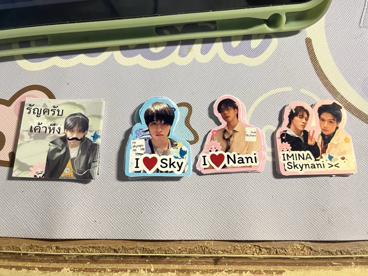 Nammon5_1's tweet photo. เค้าพึ่งนึกได้ว่าสตก.แจกที่คอนไม่หมดวุ่นแจกแต่โปสจนมือพันกันก็เลยจะเอาไปแจกที่งานแฟร์คับแต่วันที่12 จะมีคนด้อมเรามั้ยคับแต่มันเหลือไม่เท่ากันอ่ะสิเค้าไม่กล้ายัดใส่มือเป็นใจให้เด็กนี้หน่อยน้าเดะใกล้ๆวันจะบอกเพิ่มเติมนะคับเผื่อเจอทักได้เลย
#GMMTVFANIVAL2026 #Dewtee  #skynani https://t.co/IfgWuSj48F