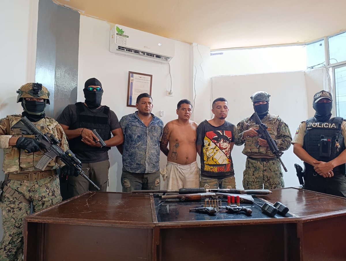 JohnReimberg's tweet photo. OPERATIVO ATLAS-114 
TRES DELINCUENTES DE LOS CHONEROS APRESADOS EN TOSAGUA.

El operativo fue ejecutado por el Bloque de Seguridad, a través de Policía Nacional y Fuerzas Armadas, en la vía Tosagua-Sucre donde fue allanada una casa donde se ocultaban varios integrantes de Los Choneros, entre ellos alias “Elvis” quien tiene antecedentes por robo y asociación ilícita. 

Estos individuos presuntamente mantenían armas de fuego que serían utilizadas para intimidar a habitantes del sector y cometer actos violentos y delictivos.

Aprehendidos

Adrián Alejandro Briones Zambrano, alias “Peluquero”, quien registra un antecedente por extorsión de junio de 2026.
Elvis Leonardo Valencia Moreira, alias “Elvis”, quien registra antecedentes por asociación ilícita y robo.
Dicker Darwin Alcívar Alcívar, quien registra antecedentes relacionados con existencia del delito y extorsión.
Evidencias

1 arma de fuego tipo repetidora, calibre 12
1 arma tipo cartuchera, calibre 16
1 pistola, calibre .22
1 revólver, calibre .380
6 municiones calibre .38
3 municiones calibre 16
2 radios de comunicación
1 motocicleta con inconsistencias en la numeración alfanumérica del chasis.

Estos sujetos fueron puestos a órdenes de la justicia para el debido proceso.

Seguimos trabajando.