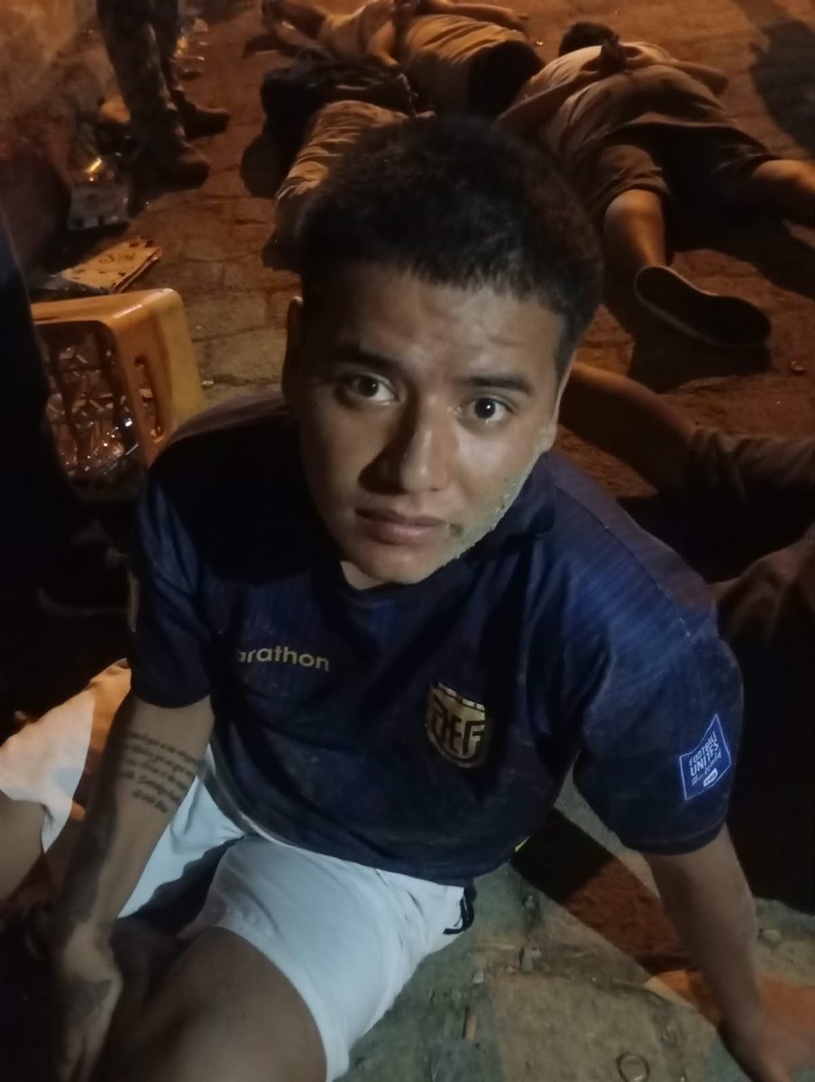 JohnReimberg's tweet photo. OPERATIVO ATLAS-114 
TRES DELINCUENTES DE LOS CHONEROS APRESADOS EN TOSAGUA.

El operativo fue ejecutado por el Bloque de Seguridad, a través de Policía Nacional y Fuerzas Armadas, en la vía Tosagua-Sucre donde fue allanada una casa donde se ocultaban varios integrantes de Los Choneros, entre ellos alias “Elvis” quien tiene antecedentes por robo y asociación ilícita. 

Estos individuos presuntamente mantenían armas de fuego que serían utilizadas para intimidar a habitantes del sector y cometer actos violentos y delictivos.

Aprehendidos

Adrián Alejandro Briones Zambrano, alias “Peluquero”, quien registra un antecedente por extorsión de junio de 2026.
Elvis Leonardo Valencia Moreira, alias “Elvis”, quien registra antecedentes por asociación ilícita y robo.
Dicker Darwin Alcívar Alcívar, quien registra antecedentes relacionados con existencia del delito y extorsión.
Evidencias

1 arma de fuego tipo repetidora, calibre 12
1 arma tipo cartuchera, calibre 16
1 pistola, calibre .22
1 revólver, calibre .380
6 municiones calibre .38
3 municiones calibre 16
2 radios de comunicación
1 motocicleta con inconsistencias en la numeración alfanumérica del chasis.

Estos sujetos fueron puestos a órdenes de la justicia para el debido proceso.

Seguimos trabajando.
