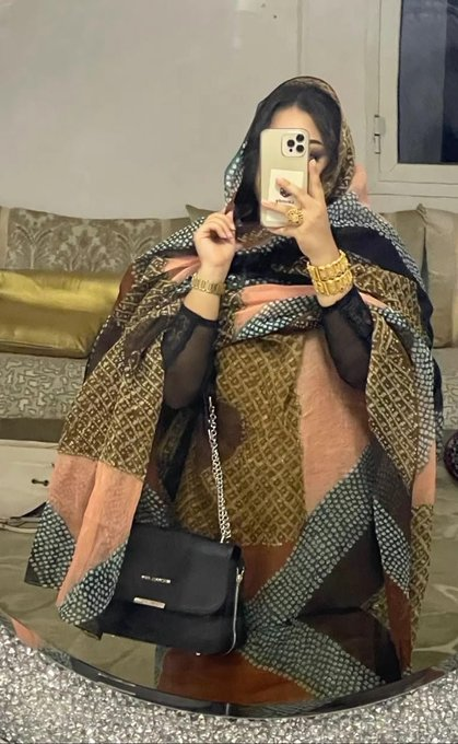 BntSalk's tweet photo. الموريتانية كي تلف ملحفتها، كأنها تلف معاها جمال بلادها وتراثها وروحها الصحراوية 🤍🇲🇷 https://t.co/Xl9aNqrzAp