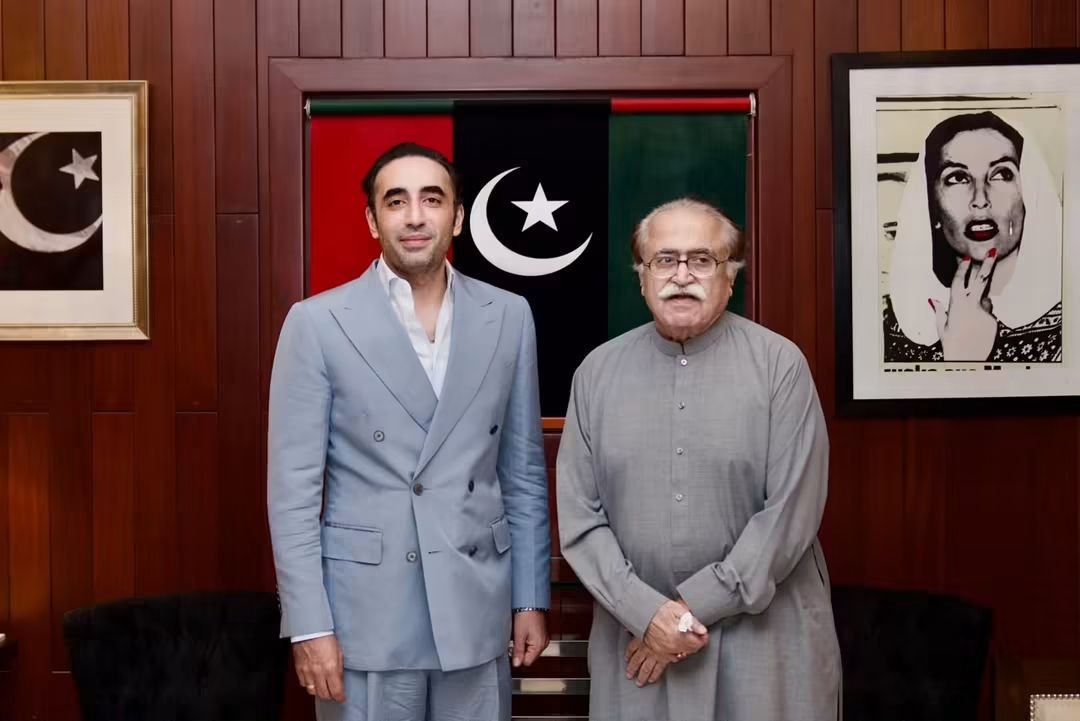 PPPAltaCanada's tweet photo. کراچی: پاکستان پیپلزپارٹی کے چیئرمین بلاول بھٹو زرداری سے سینیٹر مولا بخش چانڈیو نے بلاول ہاؤس میں ملاقات کی، اس موقع پر سندھ کی سیاسی صورت حال پر گفتگو ہوئی۔
@BBhuttoZardari https://t.co/DTf9HO6F3o