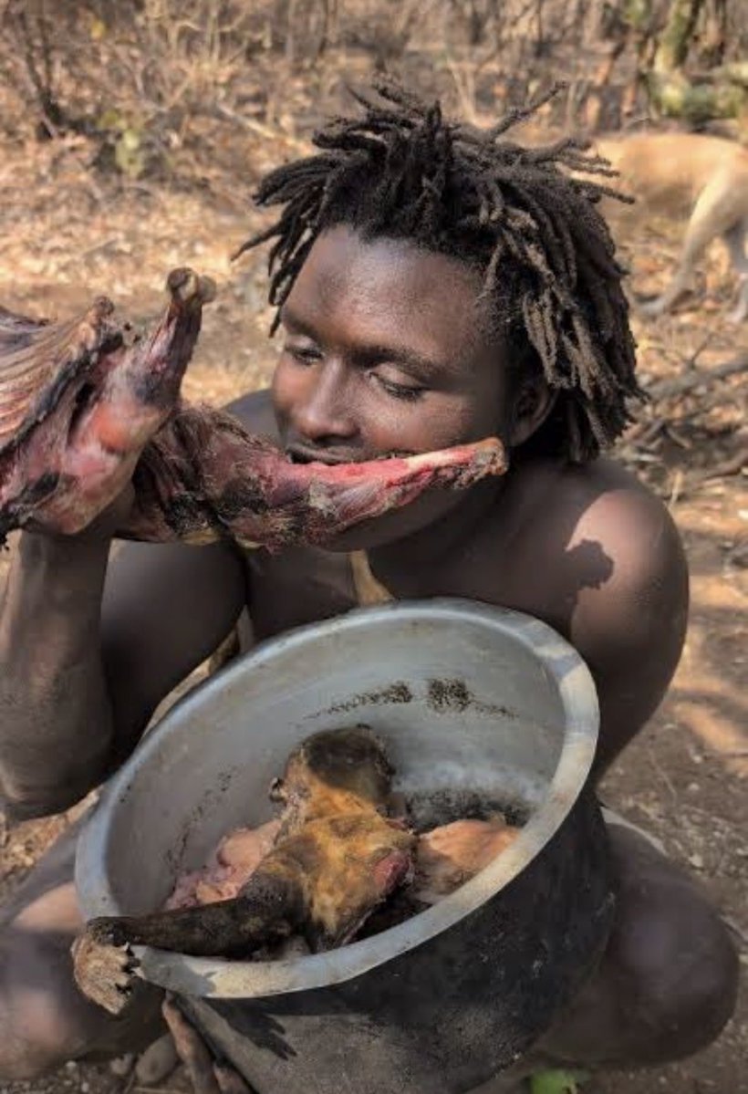Shiny3132003's tweet photo. @WilsonO65542145 Kenya when they realize you have to take your bath with water not cow dump or dirt 

 https://t.co/OJV6CMHSH0 https://t.co/LfOhqBb45j