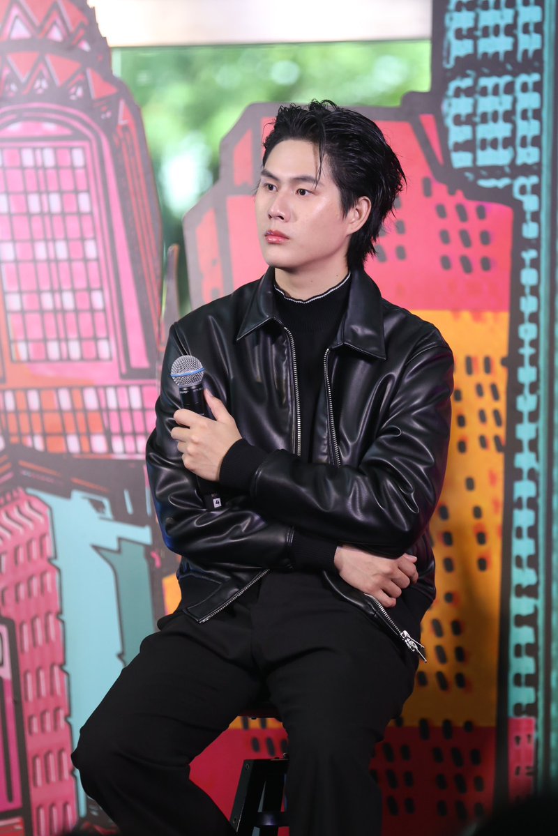 kkhhaaoo_ff's tweet photo. : สวัสดีครับ ผมเป็นเจ้าที่ตำรวจ ขออนุญาตเชิญไปรับทราบข้อกล่าวหาที่สน.ด้วยครับ
: ข้อหาอะไรครับ
: ข้อหาขโมยหัวใจเจ้าพนักงาน https://t.co/CxY7gb0SDE