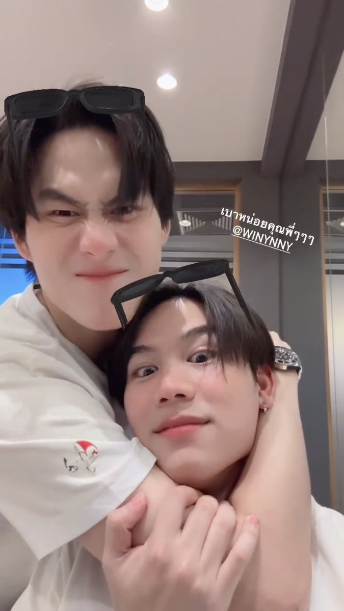 kkhhaaoo_ff's tweet photo. : สวัสดีครับ ผมเป็นเจ้าที่ตำรวจ ขออนุญาตเชิญไปรับทราบข้อกล่าวหาที่สน.ด้วยครับ
: ข้อหาอะไรครับ
: ข้อหาขโมยหัวใจเจ้าพนักงาน https://t.co/CxY7gb0SDE