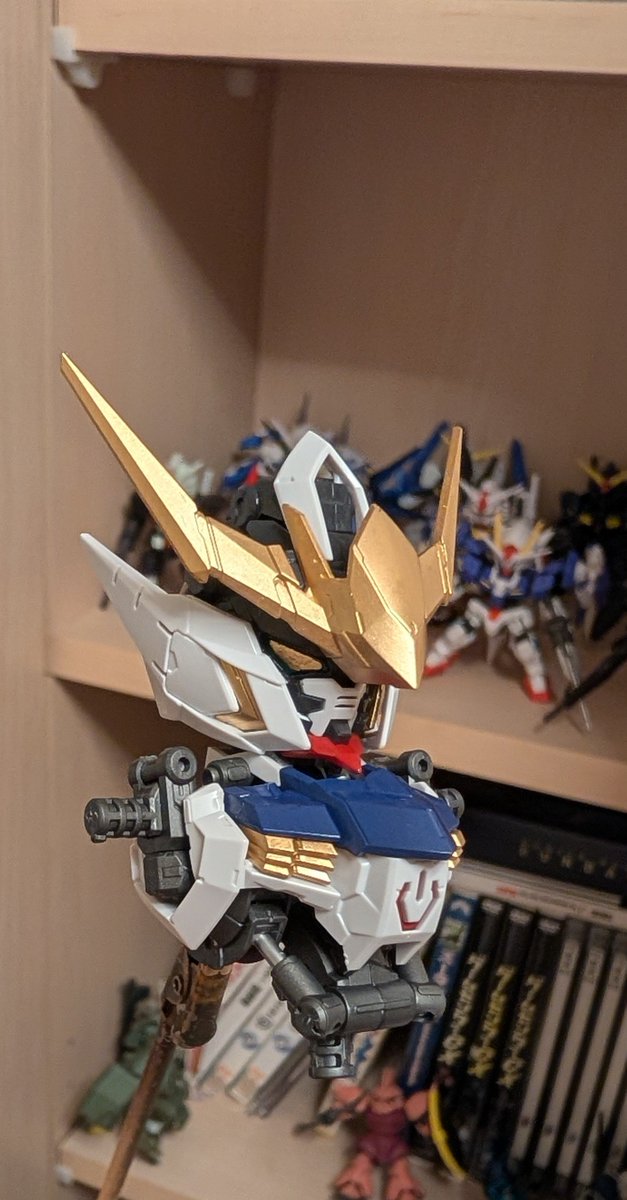 matazo8931's tweet photo. 安静にしていなさいと言われながらのMGSDバルバトス製作中。

黄色のパーツが気になったので金色に。
あとバルバトスって眼光の強いイメージがあったので、せっかくのクリアパーツも金色に塗っちゃいました。
#ガンプラ https://t.co/MeTg8wEcn0