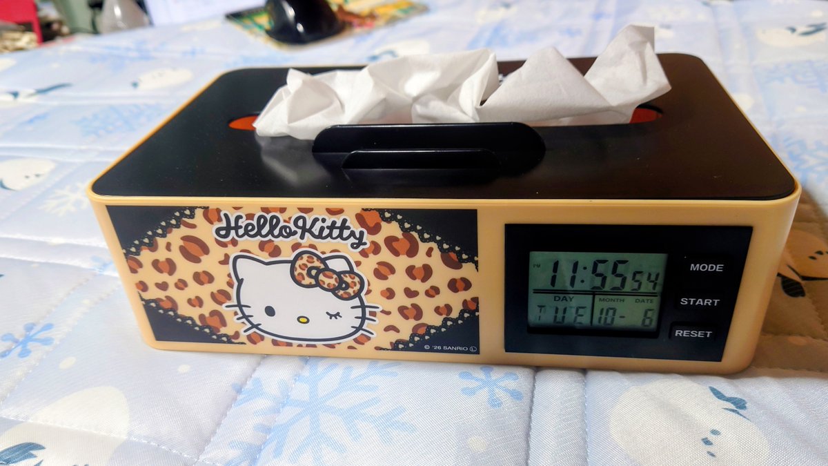 myu_sigma's tweet photo. キティちゃんの時計付きティッシュケースは実用的で良き速攻で持ってかれた。範馬勇次郎はなにそれ要らない言われた https://t.co/QtvInzj6j1
