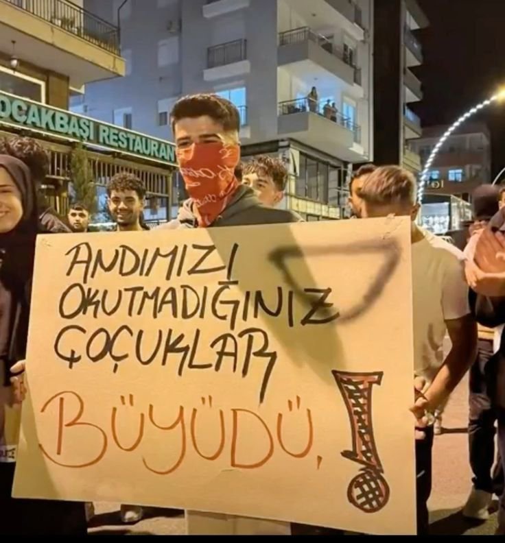 turkcubirkiz0's tweet photo. Andımızı okutmadığınız çocuklar büyüdü. https://t.co/MVQd1kWJn2