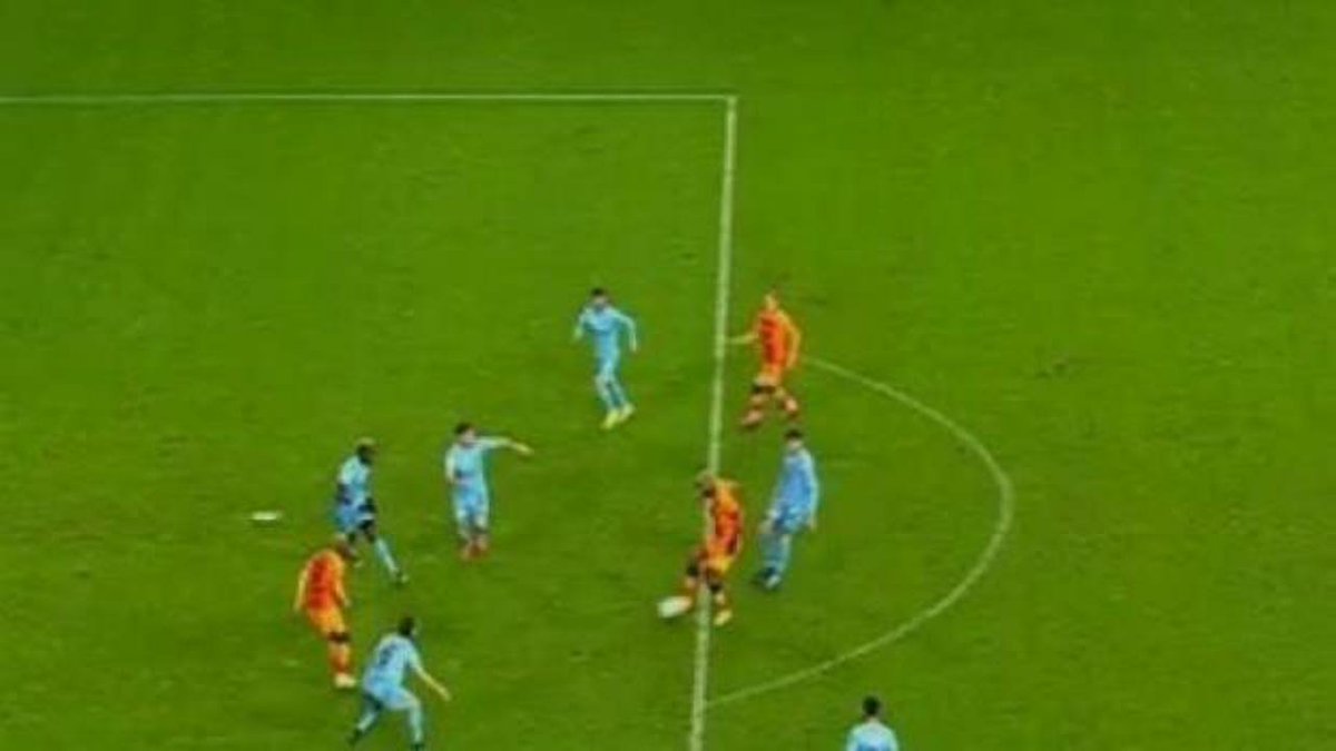orhanas03's tweet photo. Futbolda Var uygulaması çıktığından bu yana yaşanılan en büyük rezalet 20-21 sezonu antep-gs maçında antep oyuncusunun poposunun büyütülmesiydi ve o dönem Mhk başkanı Serdar Tatlı idi. 15 puan fark yiyecek gs'yi bu şekilde yarışta tutmuşlardı. https://t.co/876rpFdF33