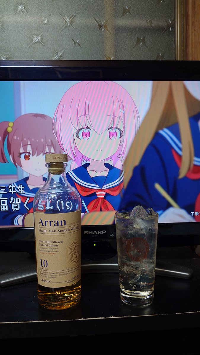 hide_ruquia's tweet photo. シャワー上がり、今日はみんな大好きアラン10年からスタート。近所のストアで4980円で並んでいるのを見掛けたので、今月はアランやな！と思って飲みまくってます。今のボトルが空いて、売り切れてなかったら買って来よう。でもな〜流石に安すぎるから捌けちゃうかしら😥 #TWLC https://t.co/eEWBUc6pnj