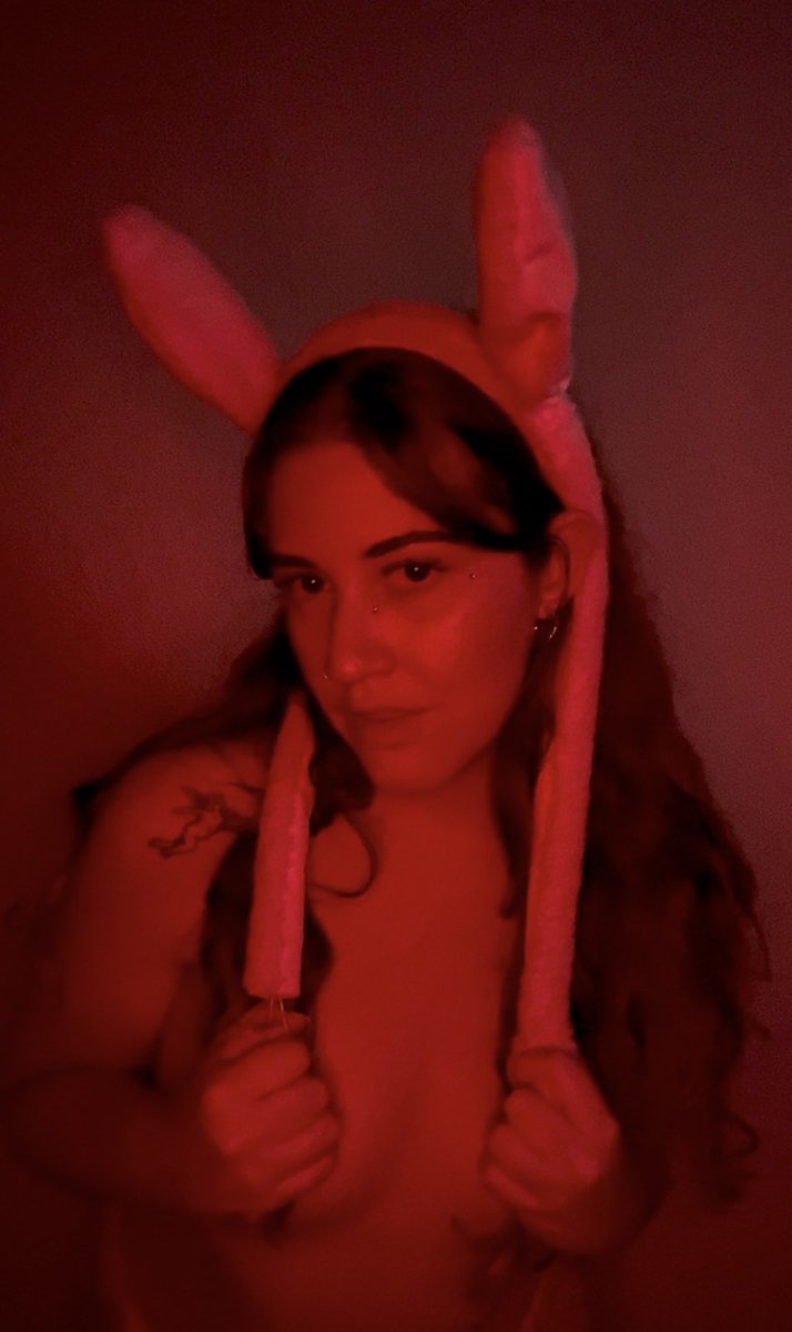 IceMonkey18's tweet photo. Red lights, bunny ears &amp; a little trouble 😇🐰❤️
Your favourite little distraction is back… 👀💋

#OnlyFans #OnlyFansCreator #OFModel #OFW #ContentCreator #BunnyGirl #RedLight #ThirstTrap https://t.co/9ma5OXYXH6