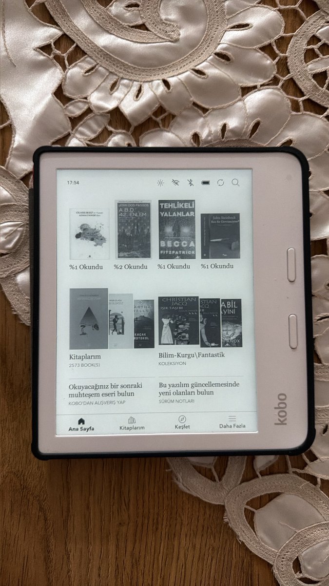 suursuz_bilge's tweet photo. Herkes Kindle’ını paylaşıyor. Bizim emektardan bahsetmeyelim mi yani? 📚❤️ Kobo❤️ #reklamdeğildir https://t.co/zJlWB9F73F
